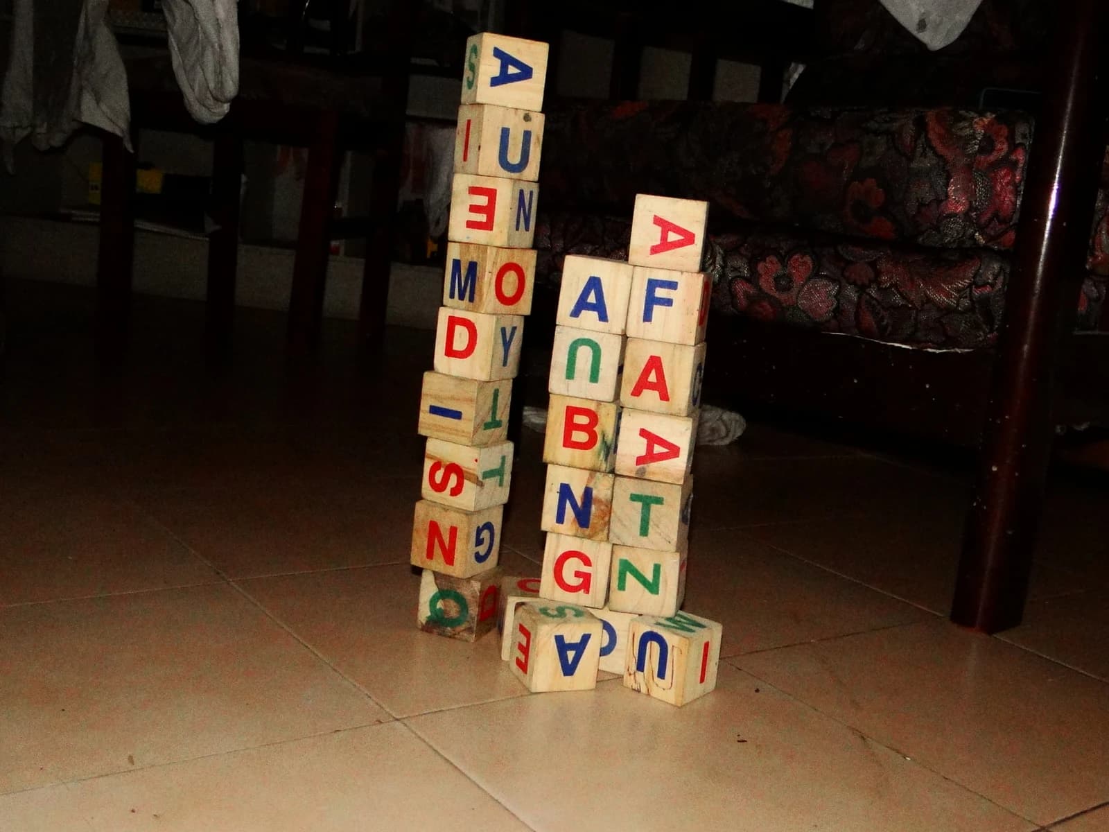 Blocos de madeira com letras; fabricante/modelo não identificados